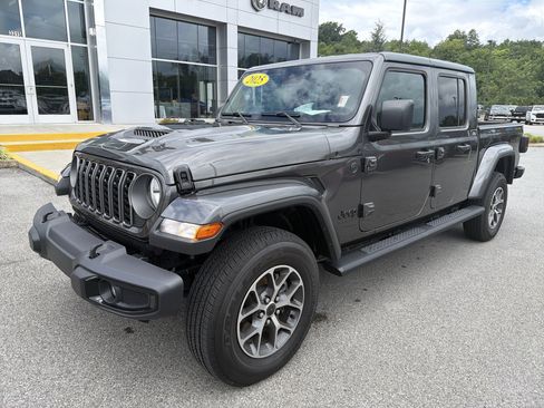 Used 2025 Jeep Gladiator Sport AWD/4WD image 2