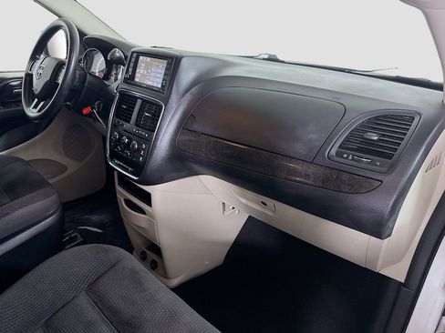 Used 2019 Dodge Grand Caravan SE w/ UConnect Hands-Free Group image 30