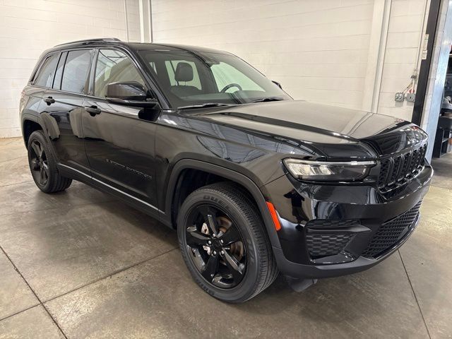 Used 2023 Jeep Grand Cherokee Altitude AWD/4WD image 3