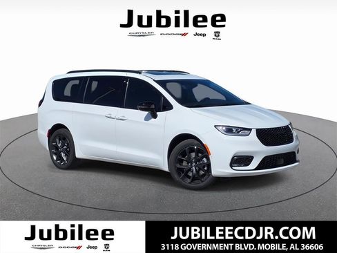 New 2026 Chrysler Pacifica Limited w/ Uconnect Theater Family Group AWD/4WD image 1