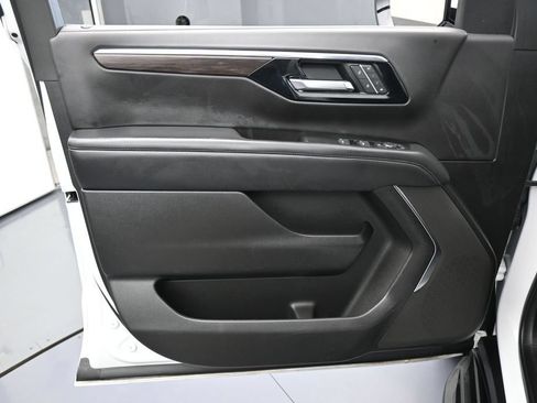 Used 2025 Chevrolet Suburban LT RWD image 13