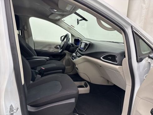 Used 2022 Chrysler Voyager LX FWD image 15