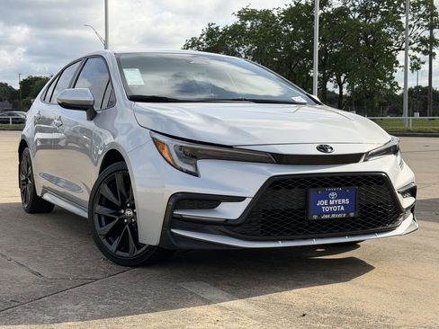 Used 2025 Toyota Corolla SE FWD image 2