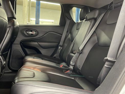 Used 2019 Jeep Cherokee Trailhawk image 19