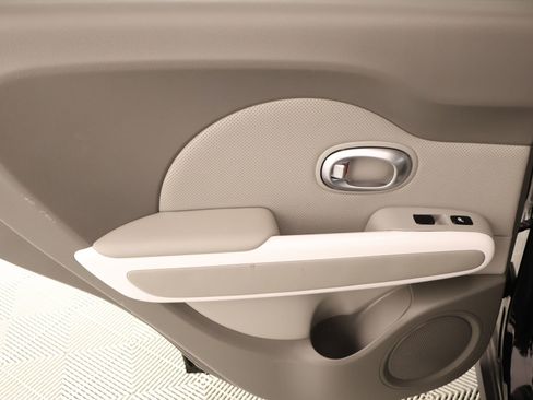 Used 2018 Kia Soul EV + FWD image 17