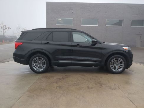 Certified 2022 Ford Explorer XLT w/ XLT Sport Appearance Package image 9