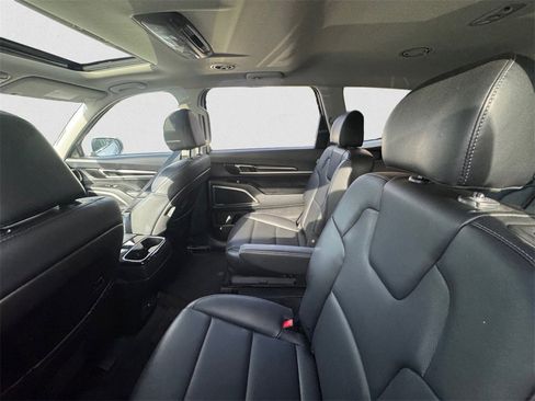 Used 2025 Kia Telluride S image 8