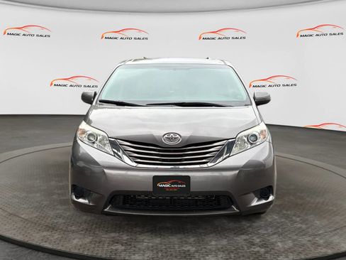 Used 2017 Toyota Sienna LE AWD/4WD image 3