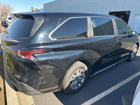 Used 2024 Toyota Sienna LE image 4