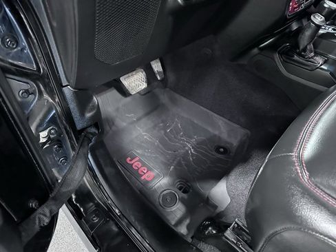 Used 2023 Jeep Gladiator Rubicon w/ Cold Weather Group image 21