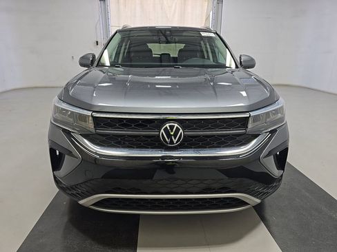 Used 2023 Volkswagen Taos SE FWD image 2