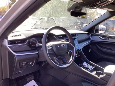 New 2025 Jeep Grand Cherokee L Altitude image 30