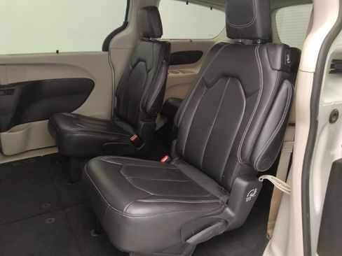 Used 2022 Chrysler Pacifica Touring-L FWD image 18
