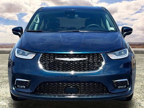 Used 2023 Chrysler Pacifica Touring-L image 2