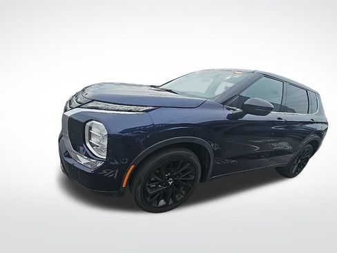 Used 2022 Mitsubishi Outlander SE image 2