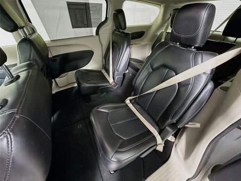 Used 2023 Chrysler Pacifica Touring-L FWD image 20