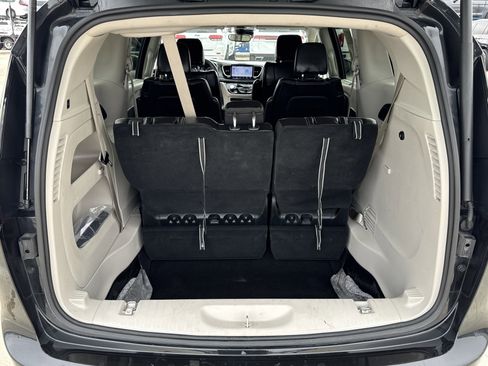 Used 2023 Chrysler Pacifica Touring-L image 30