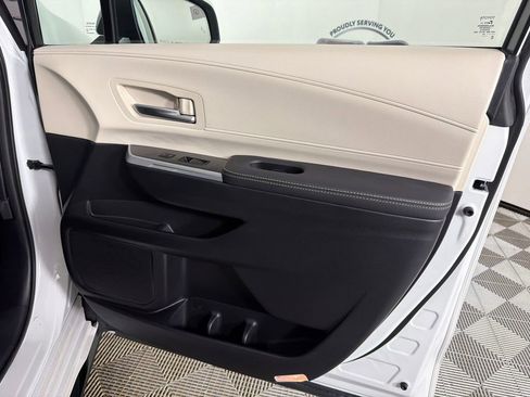 Used 2025 Toyota Sienna Platinum image 15