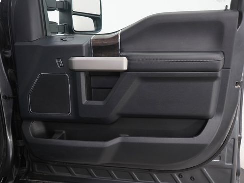 Used 2022 Ford F250 Lariat w/ Black Appearance Package image 11