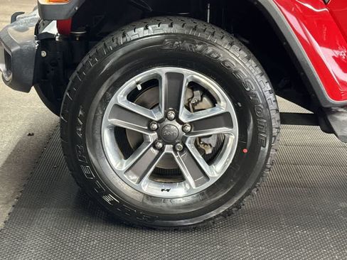 Used 2018 Jeep Wrangler Unlimited Sahara AWD/4WD image 11