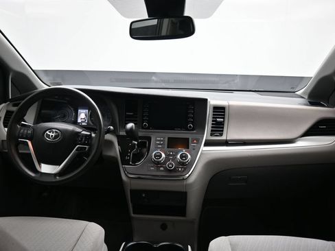Used 2018 Toyota Sienna LE w/ Carpet Mat Package FWD image 47