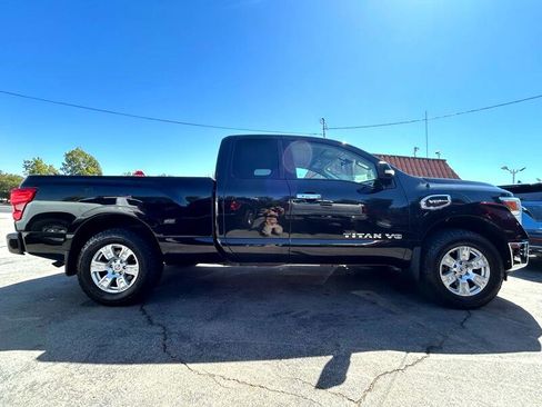 Used 2017 Nissan Titan SV image 3