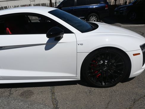 Used 2018 Audi R8 V10 w/ Premium Package RWD image 26