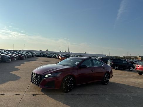 Certified 2025 Nissan Altima 2.5 SR w/ SR Premium Package FWD image 9