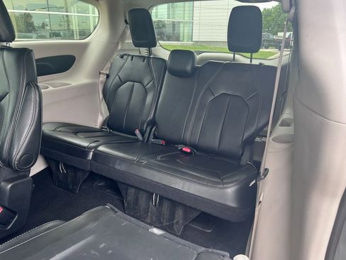 Used 2024 Chrysler Pacifica Touring-L FWD image 14