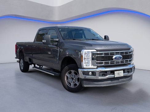 Used 2025 Ford F250 XLT image 2