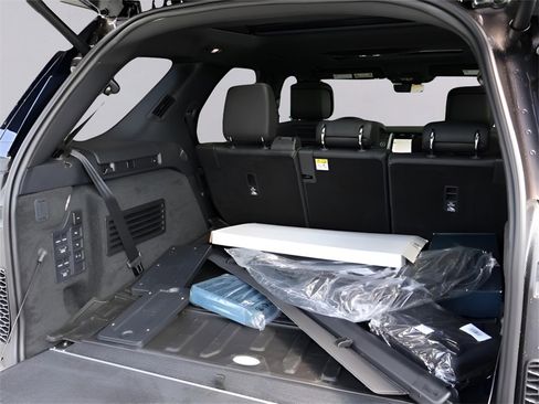 Used 2025 Land Rover Discovery Metropolitan Edition image 36