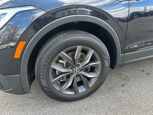 Used 2022 Volkswagen Tiguan SE w/ Panoramic Sunroof Package image 2