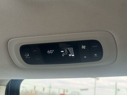 Used 2024 Chrysler Pacifica Touring-L image 22