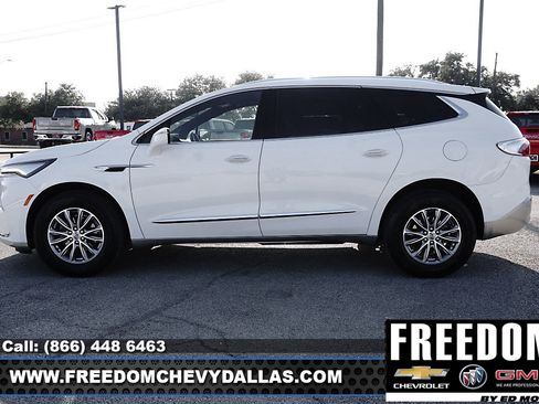 Used 2023 Buick Enclave Essence image 4