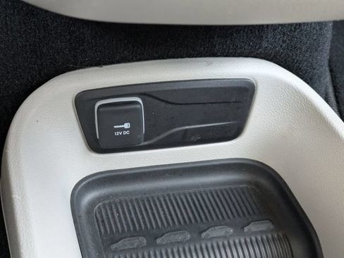Used 2024 Chrysler Pacifica Limited FWD image 25
