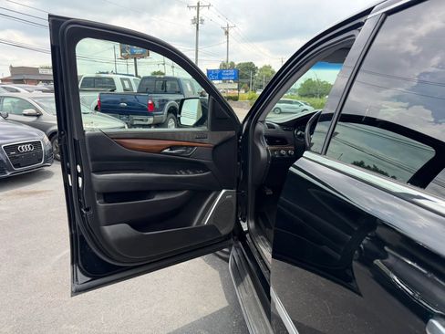 Used 2020 Cadillac Escalade ESV Luxury AWD/4WD image 36