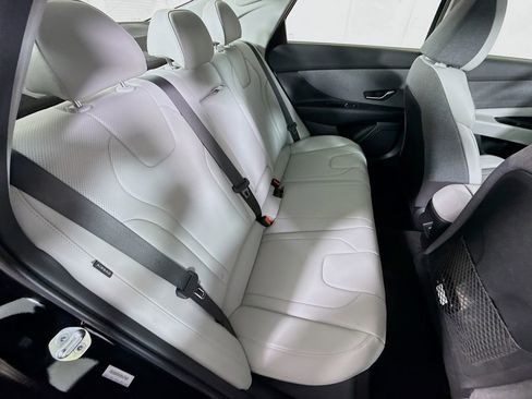 Certified 2025 Hyundai Elantra Limited image 32