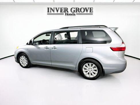 Used 2017 Toyota Sienna XLE Premium AWD/4WD image 7