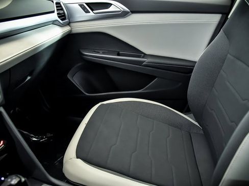 Certified 2025 Volkswagen Taos SE w/ Panoramic Sunroof Package image 17