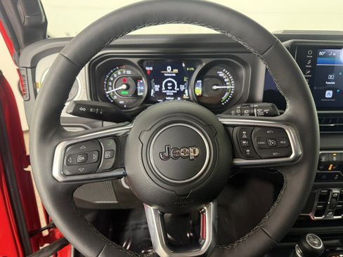 Used 2025 Jeep Wrangler Sahara image 21