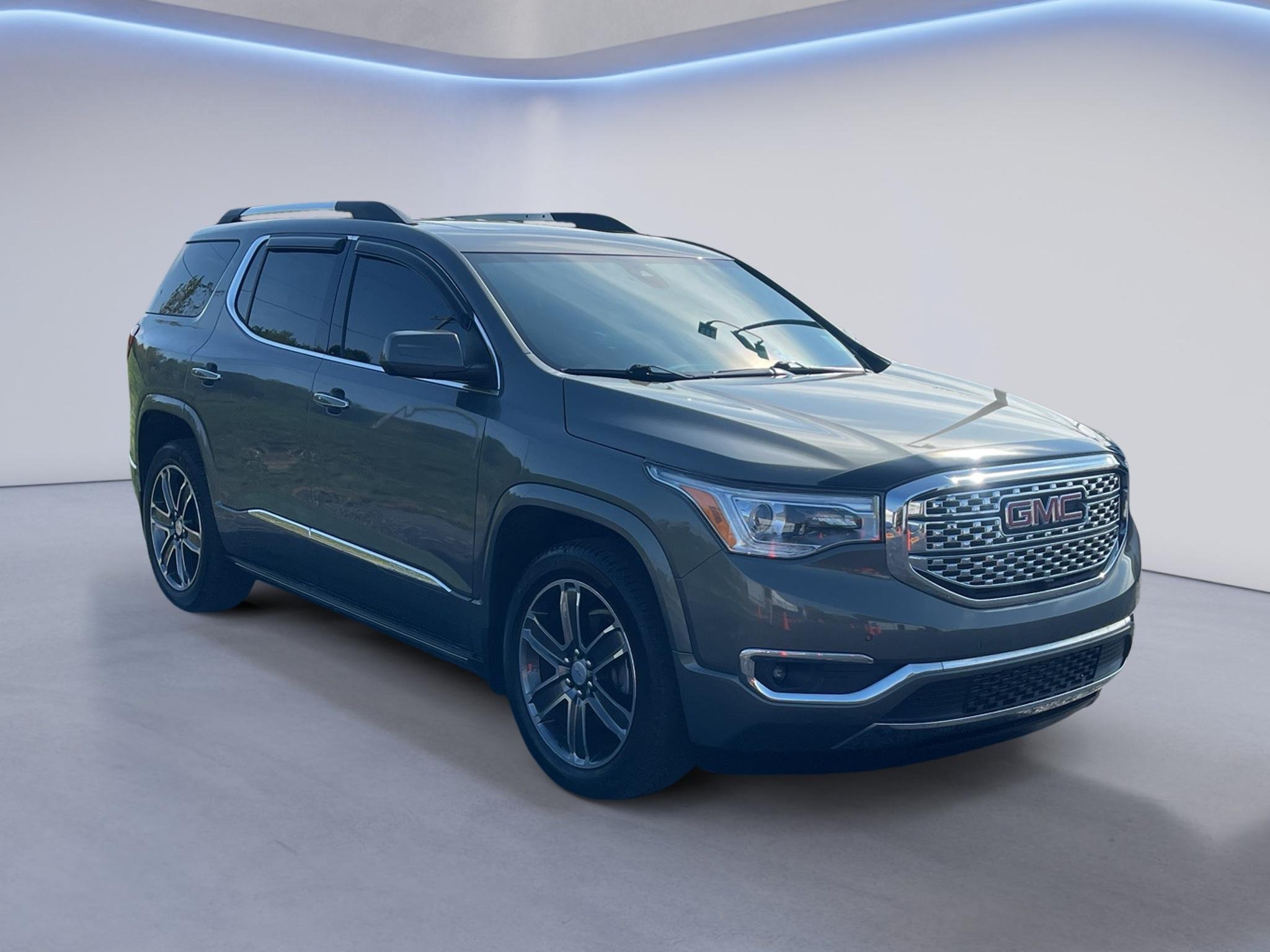 Used 2018 GMC Acadia Denali w/ Technology Package AWD/4WD image 2