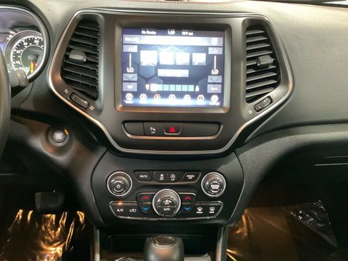 Used 2020 Jeep Cherokee Trailhawk w/ Cold Weather Group AWD/4WD image 11