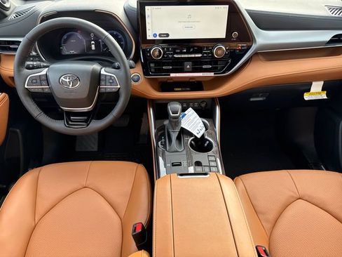 New 2026 Toyota Highlander Platinum AWD/4WD image 12