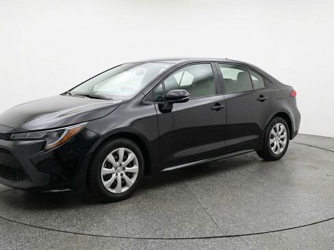 Used 2025 Toyota Corolla LE image 3