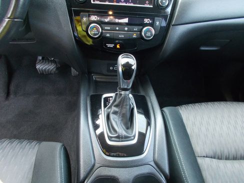 Used 2020 Nissan Rogue SV image 14