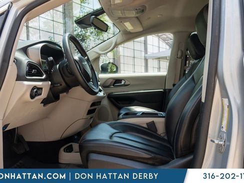 Used 2023 Chrysler Pacifica Touring-L FWD image 3