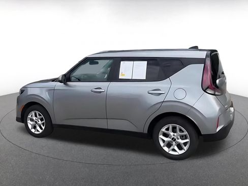 Used 2025 Kia Soul LX w/ LX Technology Package FWD image 9