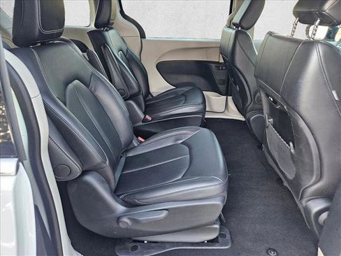 Used 2023 Chrysler Pacifica Touring-L FWD image 18