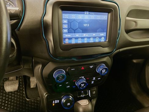 Used 2018 Jeep Renegade Latitude w/ Cold Weather Group image 25