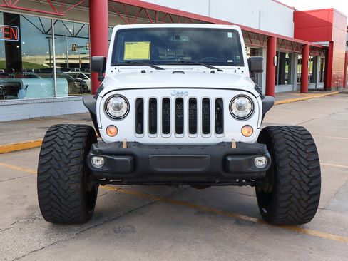 Used 2017 Jeep Wrangler Unlimited Sahara w/ Connectivity Group image 3